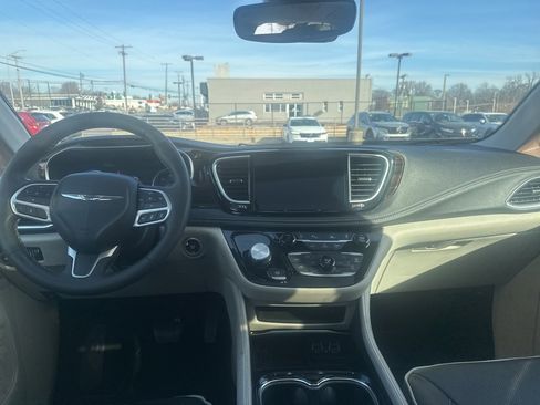 Used 2023 Chrysler Pacifica Limited image 10