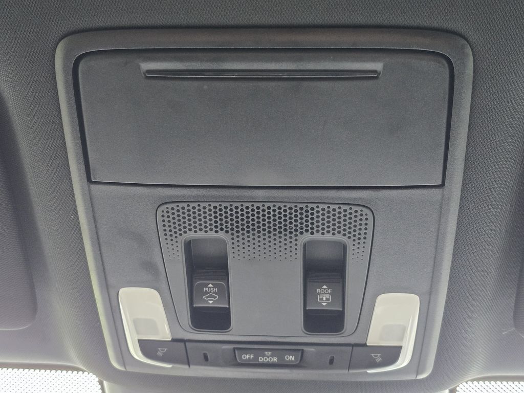 Used 2025 Honda Pilot TrailSport image 29