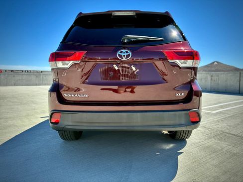 Used 2019 Toyota Highlander XLE FWD image 7