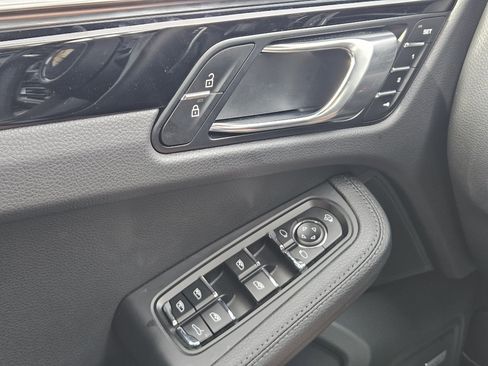 Certified 2025 Porsche Macan image 23