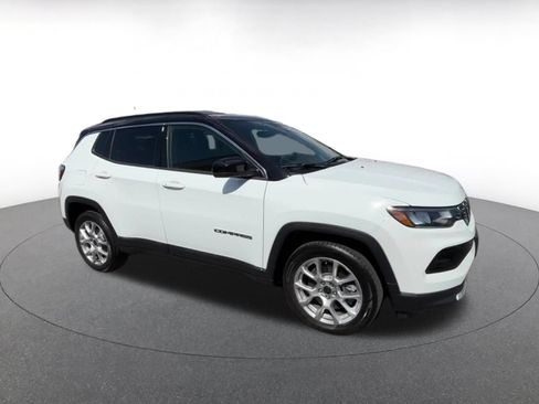 Used 2025 Jeep Compass Limited AWD/4WD image 2