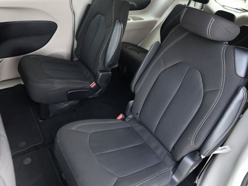 Used 2023 Chrysler Voyager LX image 18