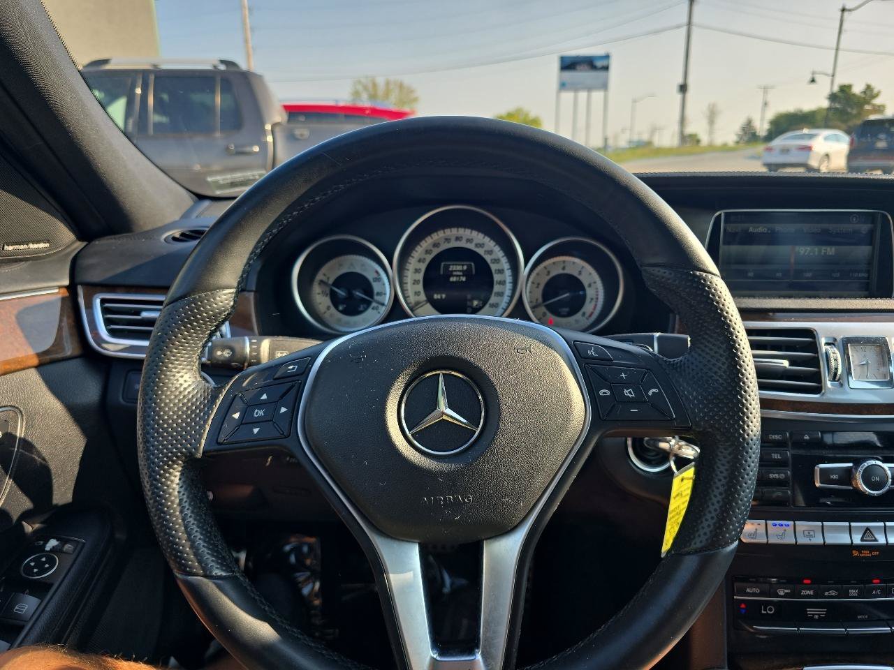 Used 2015 Mercedes-Benz E 400 4MATIC Sedan image 25