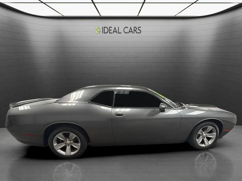 Used 2019 Dodge Challenger SXT RWD image 4