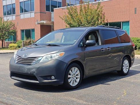 Used 2012 Toyota Sienna XLE image 7