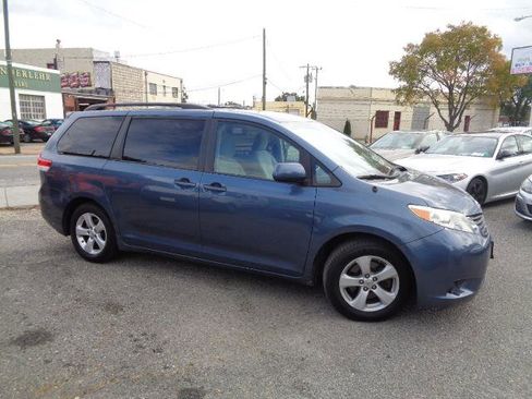 Used 2014 Toyota Sienna LE image 10