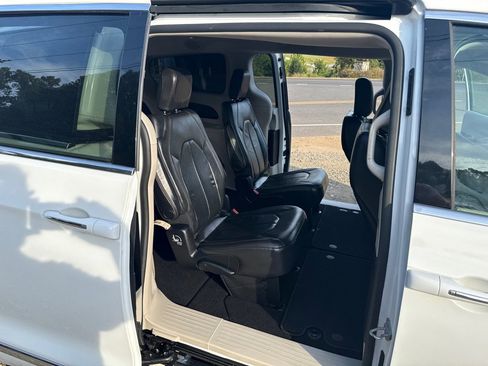 Used 2017 Chrysler Pacifica Touring-L w/ Tire & Wheel Group image 13