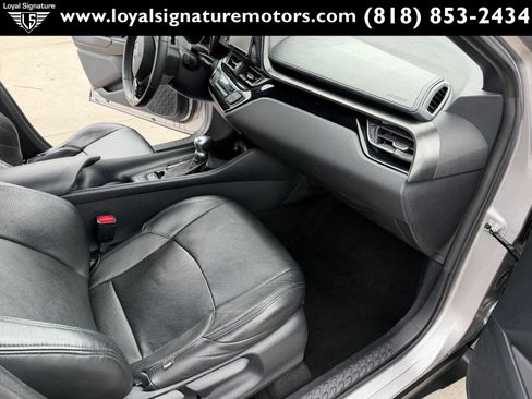 Used 2018 Toyota C-HR XLE FWD image 31