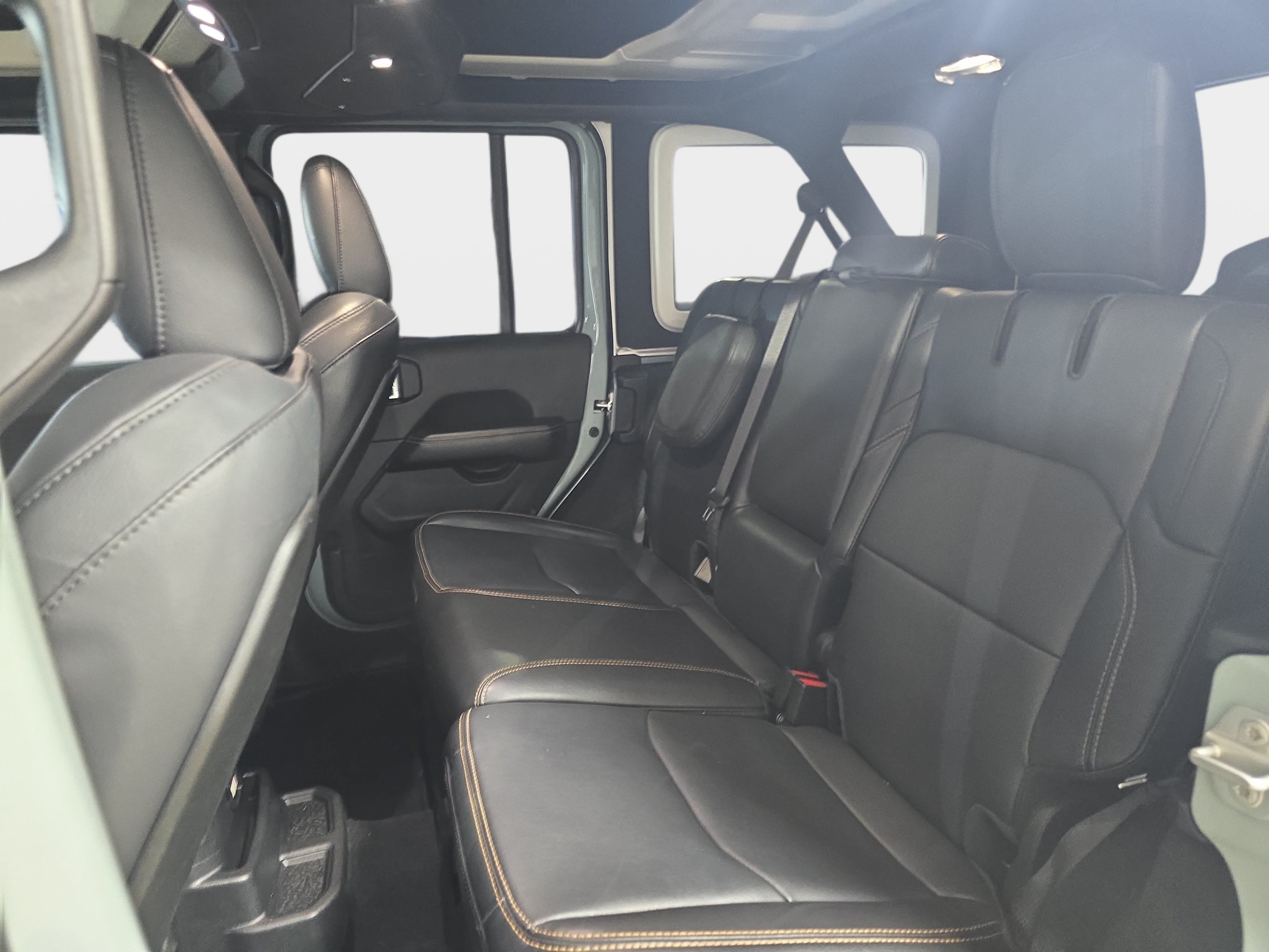 Used 2024 Jeep Wrangler Unlimited Sahara w/ Technology Group AWD/4WD image 11