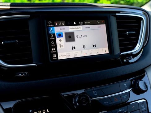 Used 2022 Chrysler Voyager LX FWD image 19