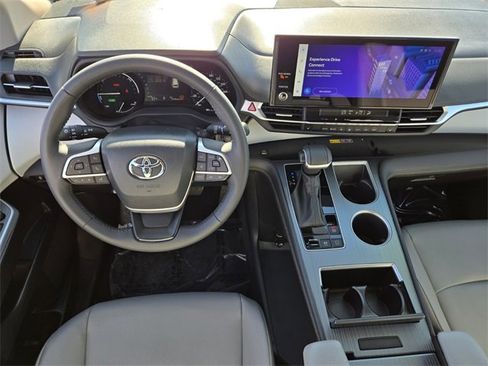 Used 2025 Toyota Sienna XLE image 15