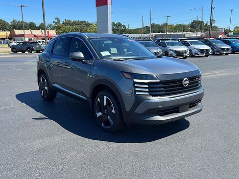 New 2025 Nissan Kicks SR image 2