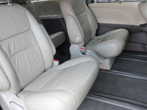 Used 2015 Toyota Sienna XLE Premium image 15