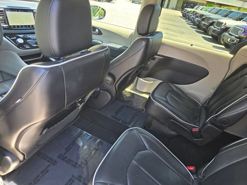 Used 2024 Chrysler Pacifica Limited FWD image 26