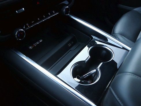 Used 2025 Chevrolet Suburban Z71 image 23