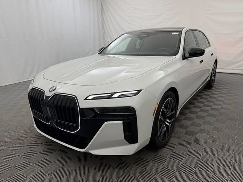 Used 2025 BMW 740i xDrive AWD/4WD image 2