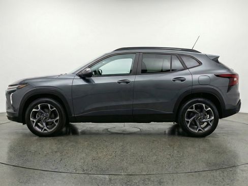Used 2025 Chevrolet Trax LT FWD image 5