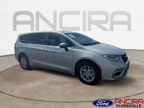 Used 2023 Chrysler Pacifica Touring-L FWD image 1