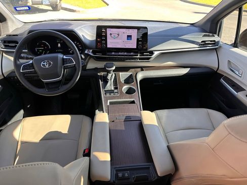 Used 2022 Toyota Sienna XLE image 21