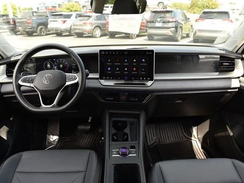 Used 2025 Volkswagen Tiguan SE AWD/4WD image 7
