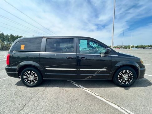 Used 2013 Chrysler Town & Country S image 6