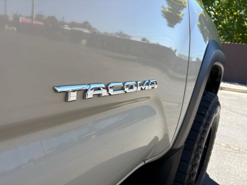Used 2019 Toyota Tacoma TRD Off-Road AWD/4WD image 4