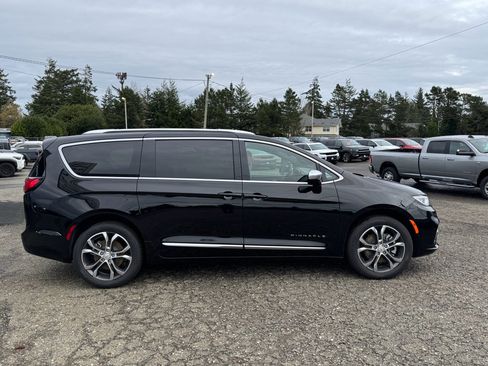 New 2026 Chrysler Pacifica Pinnacle image 4