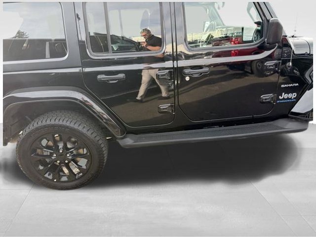 Used 2023 Jeep Wrangler Unlimited Sahara w/ Cold Weather Group AWD/4WD image 7