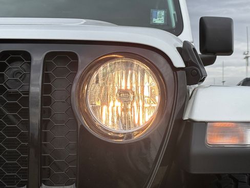 Used 2022 Jeep Gladiator Sport image 11