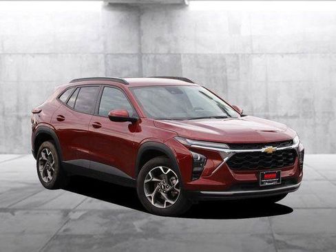 Used 2025 Chevrolet Trax LT FWD image 2