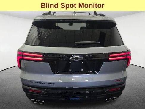 Used 2025 Chevrolet Traverse RS image 7