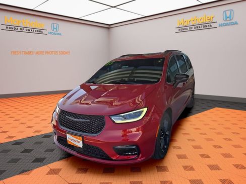 Used 2025 Chrysler Pacifica Limited FWD image 1