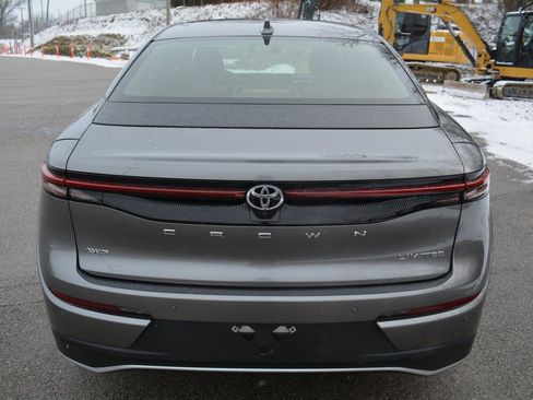 Used 2023 Toyota Crown Limited w/ Advanced Technology Package image 6