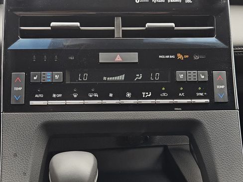 Used 2022 Toyota Avalon Limited FWD image 16