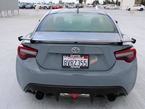 Used 2018 Toyota 86 image 4