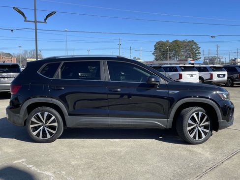 Used 2022 Volkswagen Taos SE image 2