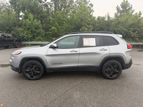 Used 2016 Jeep Cherokee Latitude w/ Cold Weather Group AWD/4WD image 2