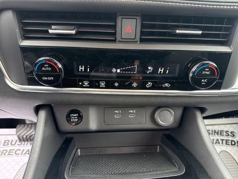 Certified 2025 Nissan Rogue SV image 30