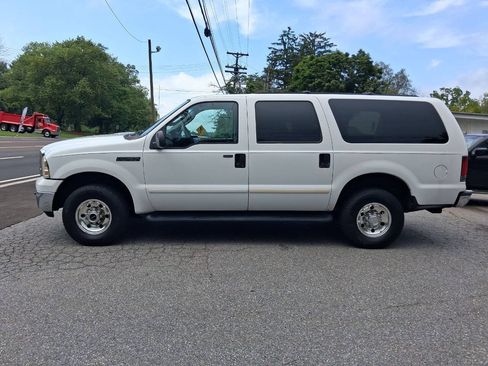 Used 2005 Ford Excursion XLT AWD/4WD image 2