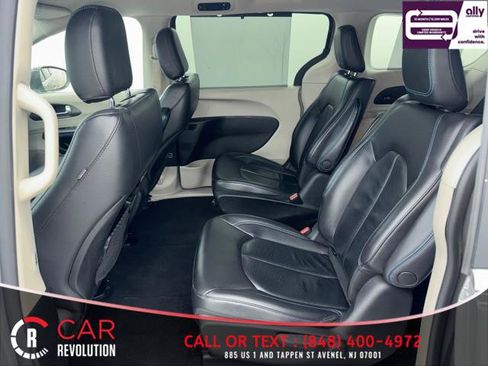 Used 2021 Chrysler Pacifica Touring-L image 31