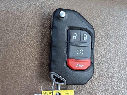 Used 2021 Jeep Wrangler Unlimited Sahara w/ Cold Weather Group AWD/4WD image 28