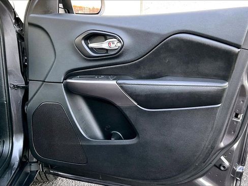 Used 2019 Jeep Cherokee Latitude Plus w/ Comfort/Convenience Group image 27