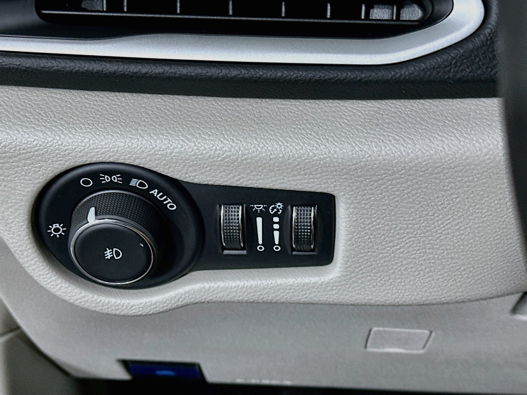 Used 2024 Chrysler Pacifica Touring-L FWD image 17