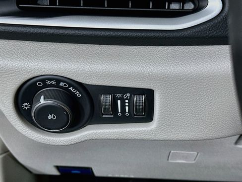 Used 2024 Chrysler Pacifica Touring-L FWD image 17