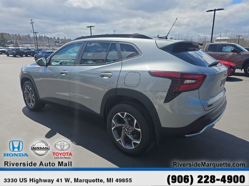 Used 2024 Chevrolet Trax LT w/ Driver Confidence Package FWD image 6
