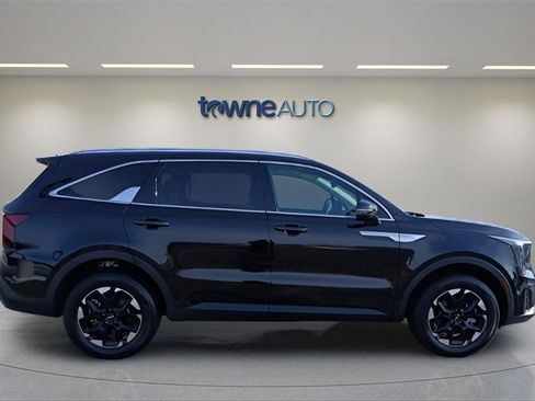 Used 2025 Kia Sorento S image 6