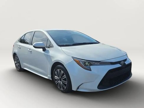 Used 2020 Toyota Corolla LE FWD image 3