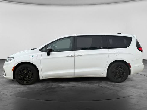 Used 2024 Chrysler Pacifica Limited FWD image 6