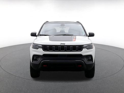 Used 2025 Jeep Compass Trailhawk AWD/4WD image 2