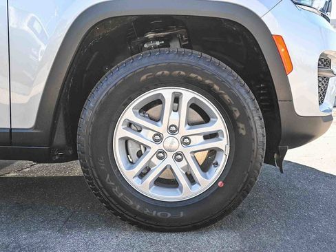 New 2025 Jeep Grand Cherokee Laredo image 10